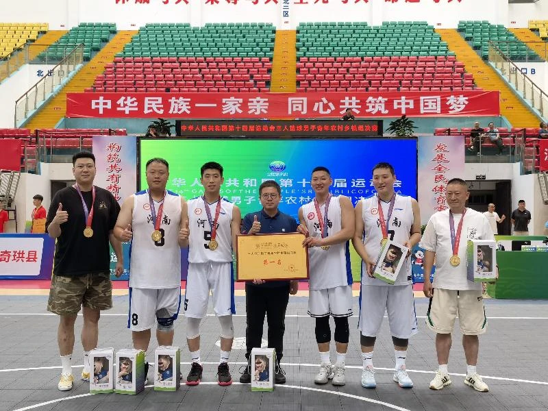 老年人如何安全地进行篮球接球训练?_1